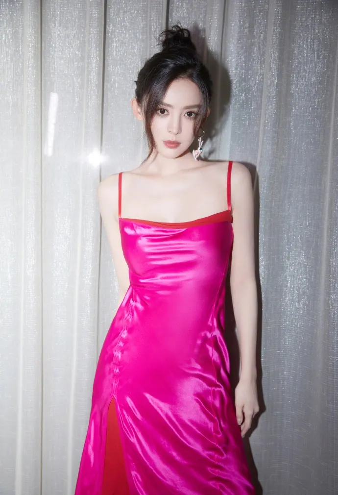 古力娜札長相美豔有新疆維納斯的封號。翻攝古力娜札微博