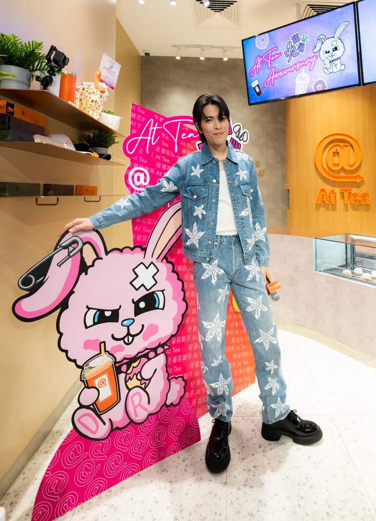 蕭敬騰與自家手搖飲吉祥物合照。華納音樂提供