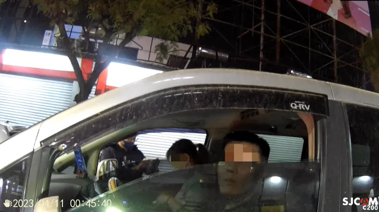 身揹4條通緝案的王姓男子租車躲警察，卻因車主也是通緝犯，讓他因而被警方逮捕。讀者提供