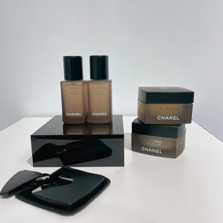 逆齡高效系列共有精萃修護霜、修復面膜等3保養品項，搭配1款限量版的彈力按摩板。張家玲攝