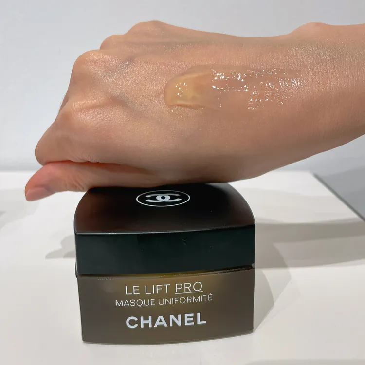 逆齡高效修護面膜擁有凝凍狀質地，6300元。張家玲攝