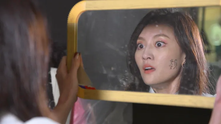 顏曉筠臉部被刺青，她表示寫在臉上還有痛感。民視提供