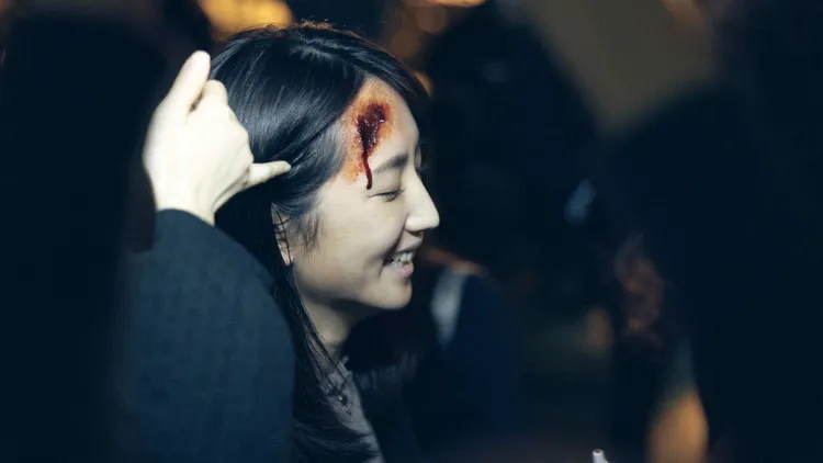 柯佳嬿在《模仿犯》飾反轉劇情最關鍵的受害角色，笑說收到眾多觀眾關心她的頭痛不痛。Netflix提供