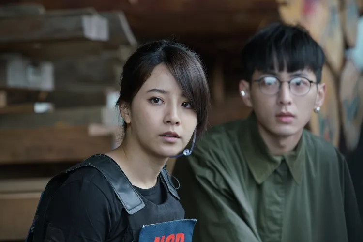 王上菲（左）與鍾岳軒同台出演，展現世新大學於戲劇產業圈豐富校友情誼。世新大學提供