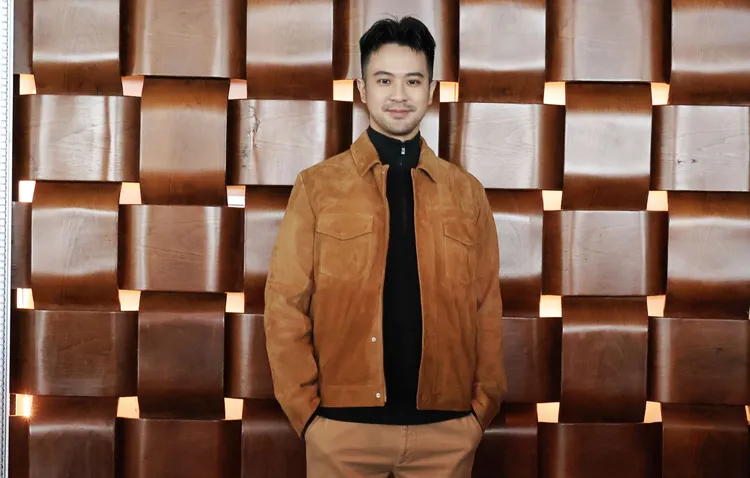 顏毓麟今天被逼問情事不停的冒汗。莊宗達攝