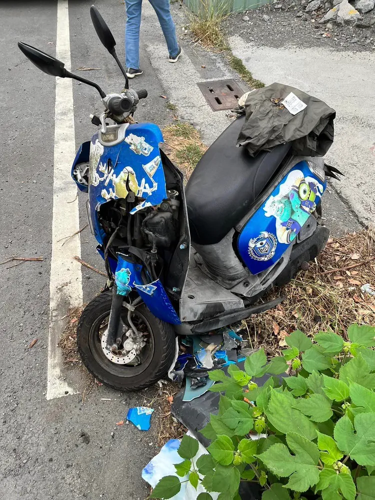 錢雅婷弟弟騎乘的機車遭酒駕車輛撞毀。翻攝自臉書「爆廢公社」