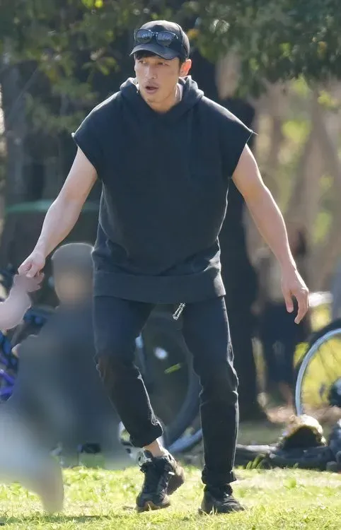 玉木宏日前現身公園，牽著小孩玩得很投入。翻攝《NEWS POST SEVEN》