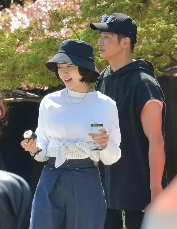 玉木宏（右）和老婆木南晴夏帶小孩到公園野餐。翻攝《NEWS POST SEVEN》