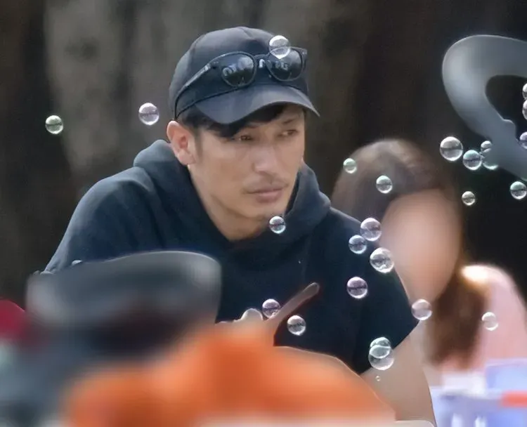 玉木宏陪小孩吹泡泡。翻攝《NEWS POST SEVEN》