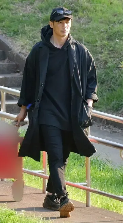 玉木宏拉著小孩推車仍自帶明星氣場。翻攝《NEWS POST SEVEN》