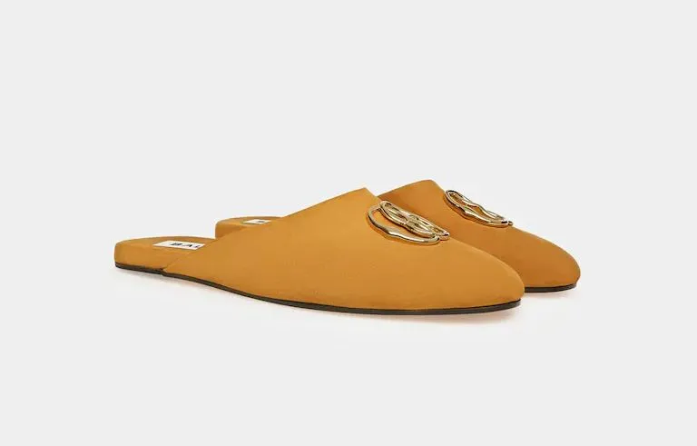 Emblem麂皮拖鞋,2萬7600元。品牌提供