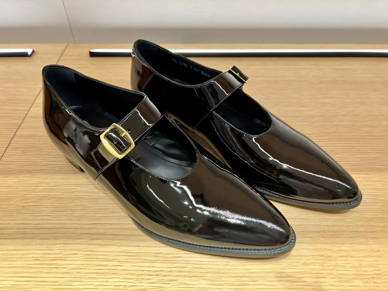 經典男士正裝皮鞋做出瑪莉珍鞋樣貌,呈現無性別設計。邱瓈瑩攝