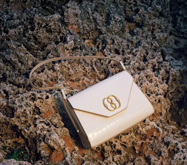 Emblem壓紋牛皮肩背包，7萬6600元。品牌提供