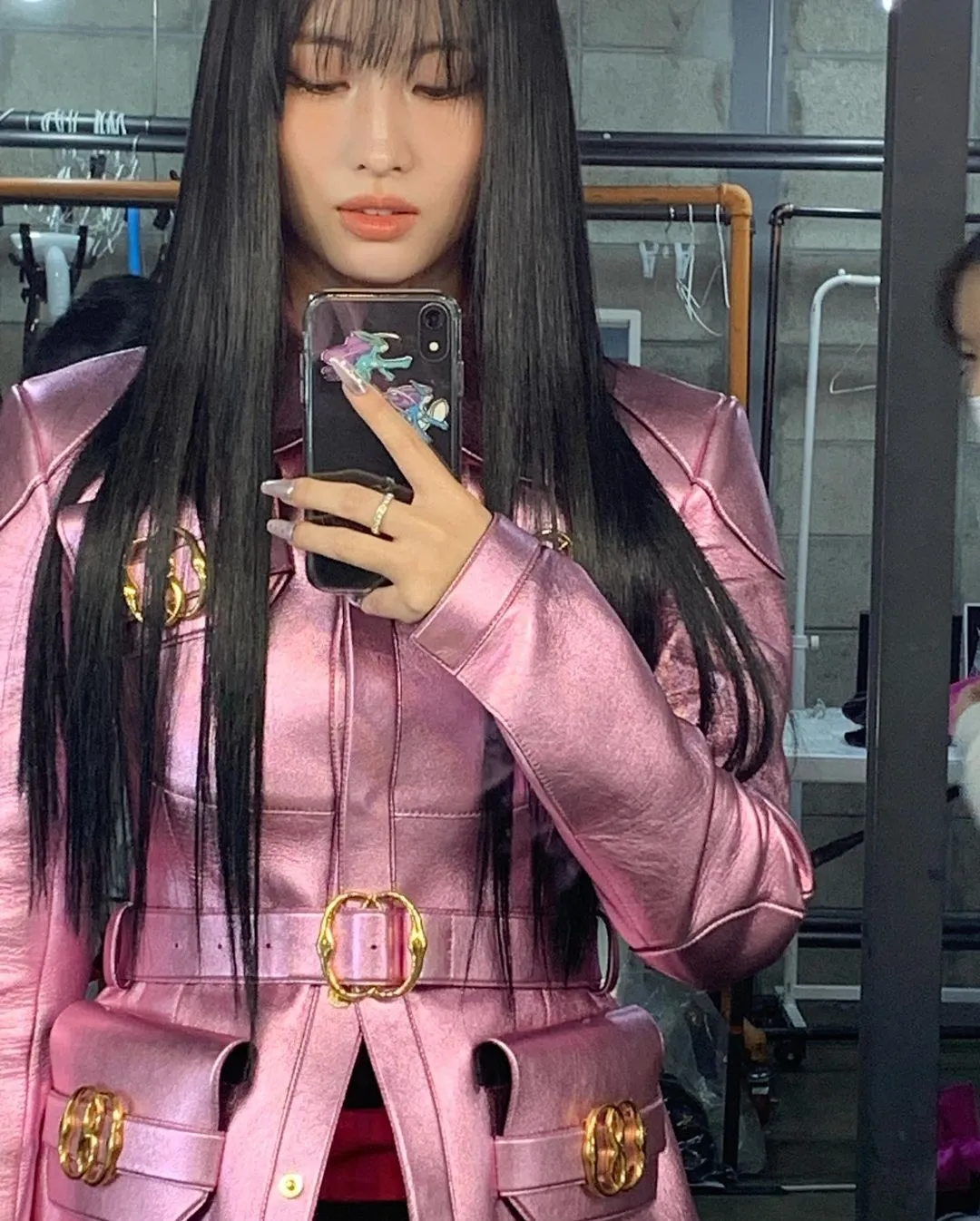 韓團TWICE成員Momo率先穿上BALLY 2023春夏系列新裝,外套上Emblem金屬裝飾細節鮮明。品牌提供