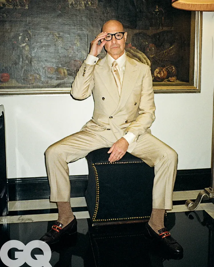 美國男星Stanley Tucci穿著BALLY 2023春夏系列西裝風格爾雅。品牌提供