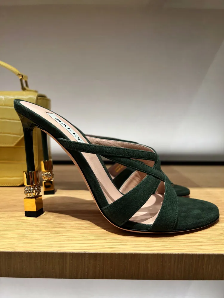 瑞士童玩「繞珠」中的圓柱、球形和方柱體等幾何形狀，做為雕塑感高跟涼鞋的鞋跟設計。邱瓈瑩攝