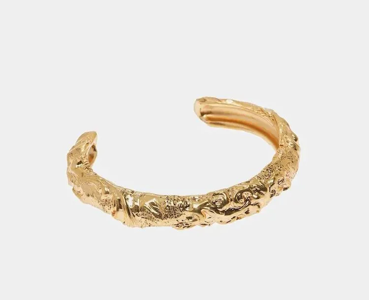 Baroque青銅鍍金手環，1萬3200元。品牌提供