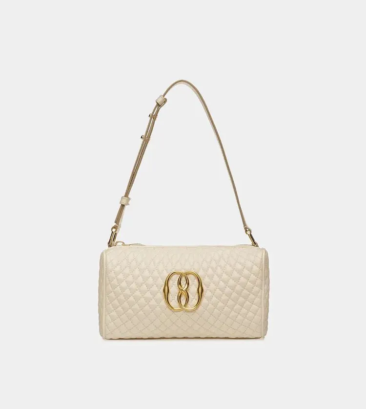 Emblem羊皮菱格紋圓筒肩背包，4萬3200元。品牌提供