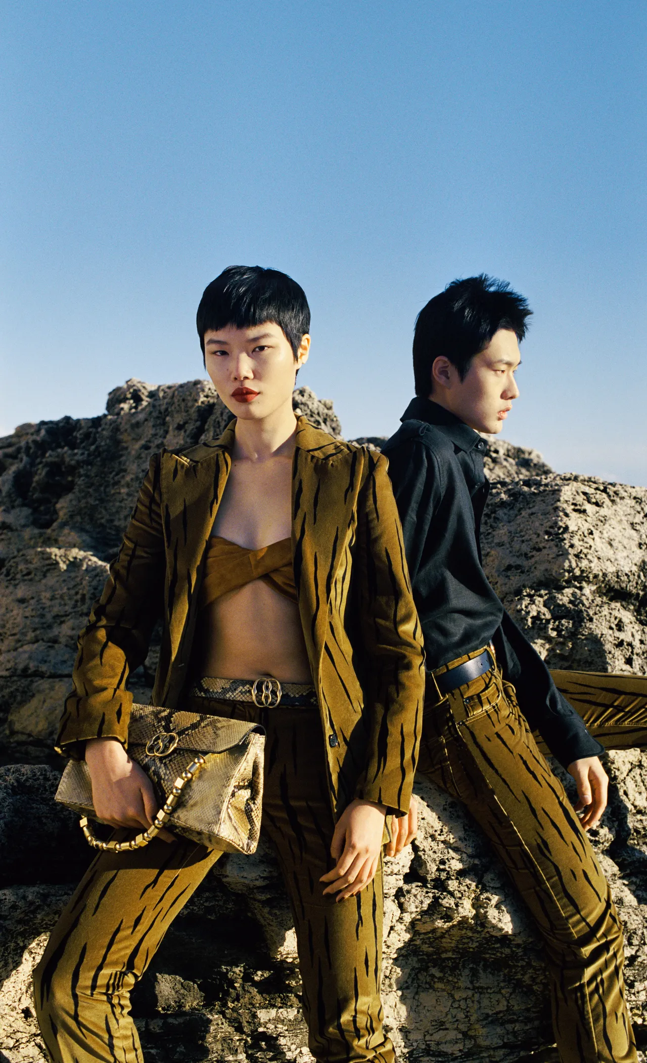 BALLY 2023春夏系列以新穎明快的剪裁線條,呈現性格果敢、高貴同時交融不羈氣息的男、女服飾。品牌提供