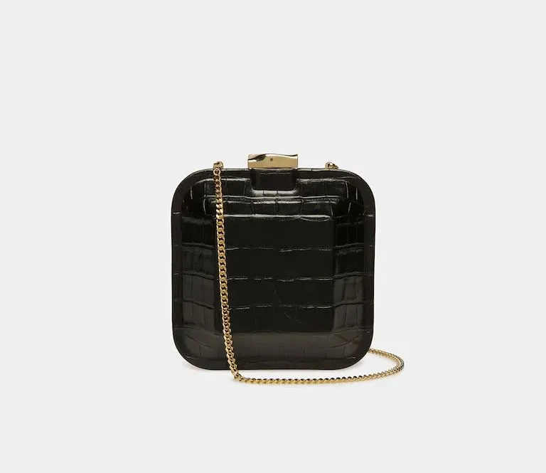 To Go壓紋牛皮晚宴包,6萬9600元。品牌提供