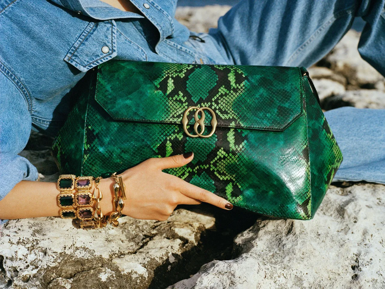 BALLY首次推出首飾配件系列,以巴洛克風格設計呈現奢華時髦氣息。品牌提供