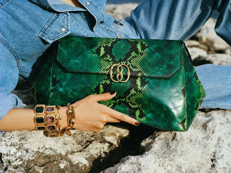 BALLY首次推出首飾配件系列，以巴洛克風格設計呈現奢華時髦氣息。品牌提供