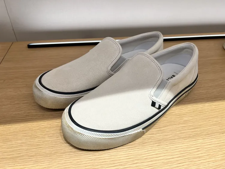 休閒鞋刻意做出仿舊刷色處理。邱瓈瑩攝