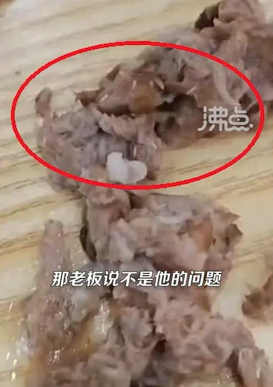 排骨上有活蛆。取自沸點視頻微博