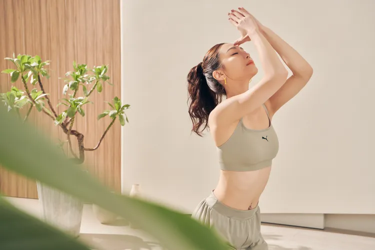 謝欣穎是瑜珈愛好者，Seamless無接縫低衝擊內衣1380元、Flow瑜珈短褲1380元。品牌提供