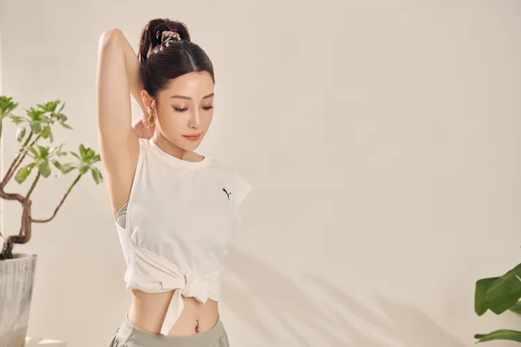 謝欣穎的肚環相當吸睛，Skimmer綁帶削肩短袖T恤，1180元。品牌提供