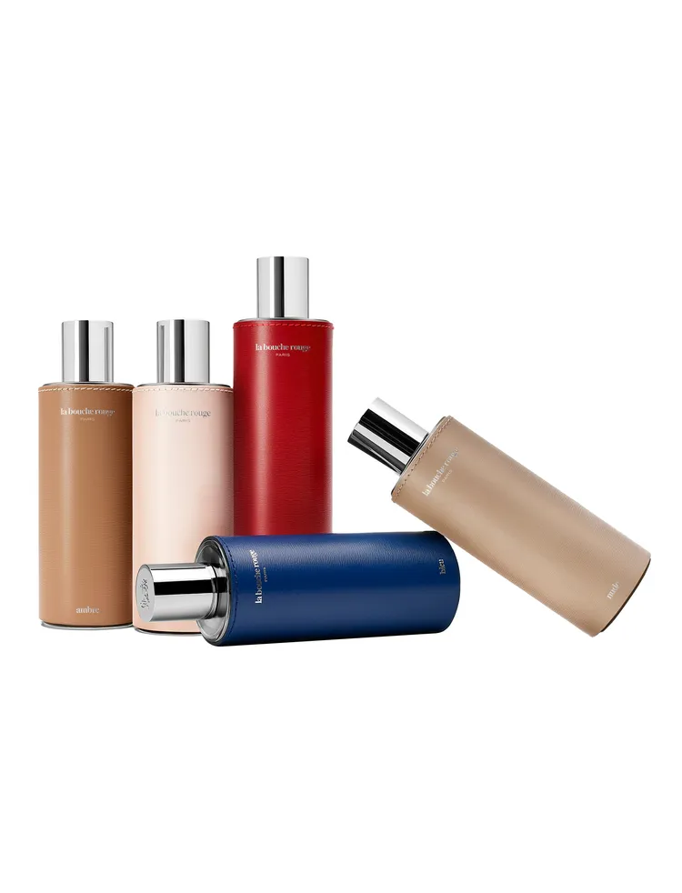 香氛瓶身被裝載在精美的手工皮套中。品牌提供