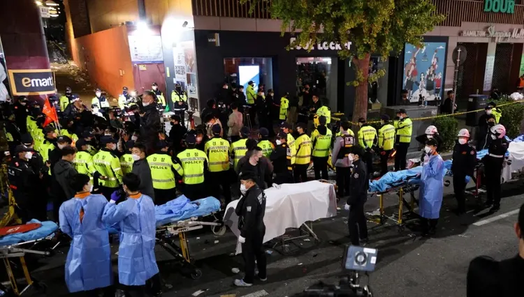 南韓首爾龍山區梨泰院10月29日爆發推擠踩踏意外，造成159人死亡，數十人受傷。圖為警消搬運罹難者遺體。路透社資料照片