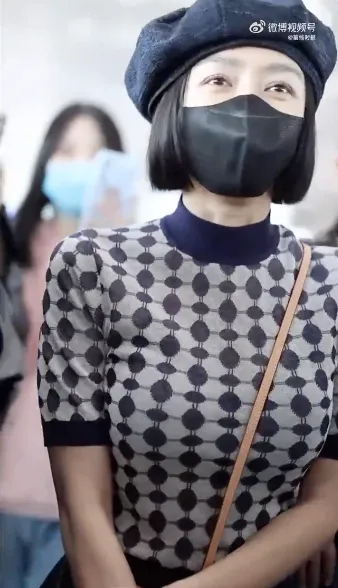 秦嵐日前現身機場，狀態非常好。翻攝微博