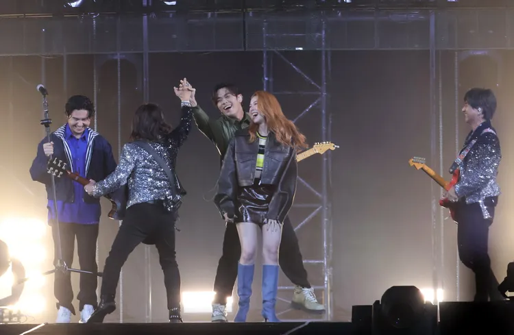 動力火車與告五人開心互動。鄭孟晃攝