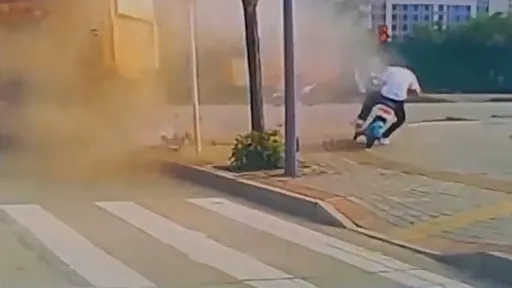 砂石車過彎爆胎炸裂人行道　機車騎士離超遠照樣被震倒