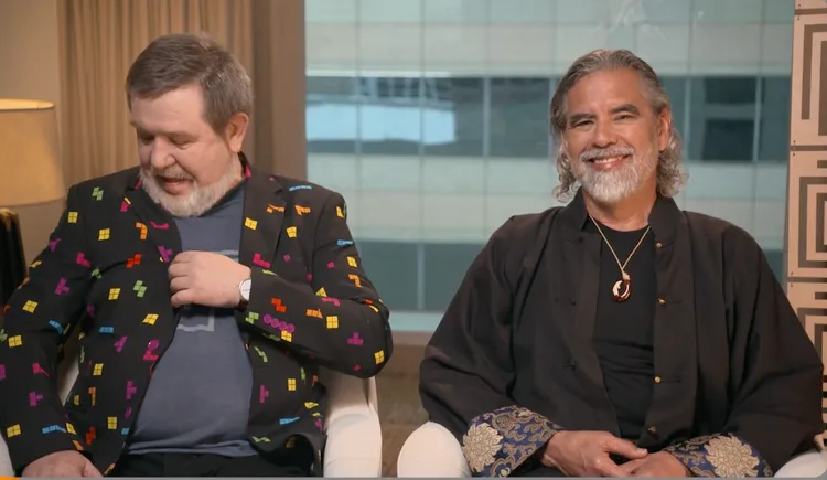 記者指出艾列克西的俄羅斯方塊圖案外套很可愛，他聽了俏皮拉拉衣服端詳。