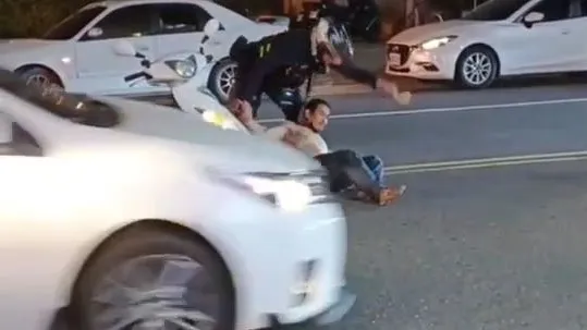 警員一把將邱男手中塑膠袋搶走。翻攝自社會事新聞影音