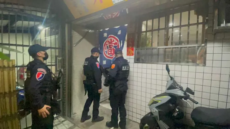 霹靂小組警員前往當鋪臨檢。新北市警局提供