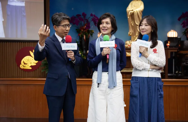 阿明（左起）昨和黃柔閩、郭昱晴相見歡。大愛提供