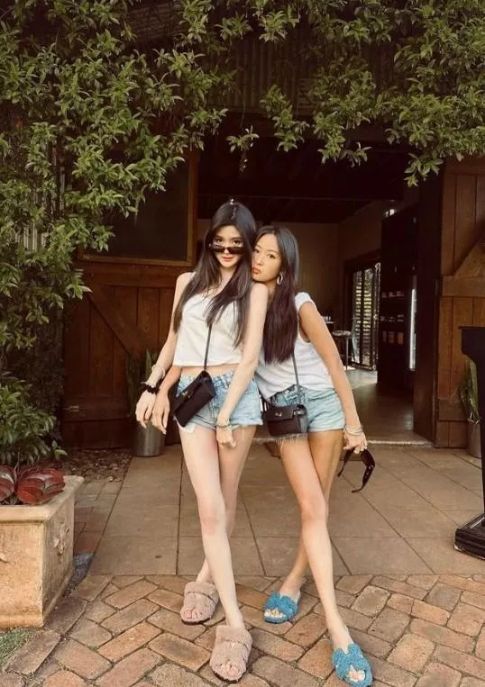 孫芸芸的女兒廖思惟（Trinity）遺傳到媽媽的好基因，也是擁有一雙修長美腿的美人兒。翻攝aimeeyunyunsun IG