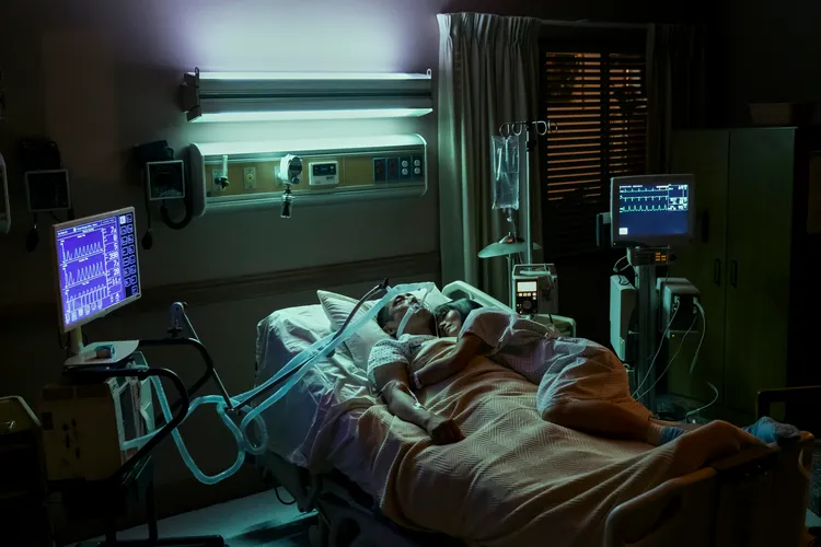 故事結尾艾美陪著躺在病床上的丹尼，希望他能挺過險境。Netflix提供