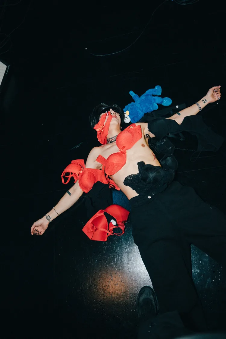 新生代潮流創作歌手KIRE凱被內衣淹沒。H.A.L.O. Music提供