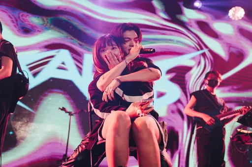 男歌手6块肌撩女粉跨坐玩「色色」游戏 台上被狂丢胸罩淹没