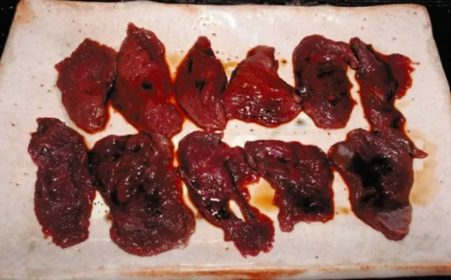 日本東京新聞網專欄《烏鴉肉的生食文化～挑戰野味的極限》作者提供的烏鴉肉刺身照片。翻攝日本東京新聞網