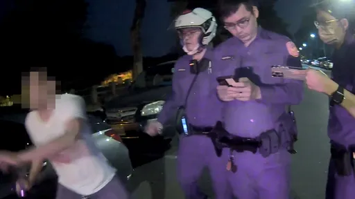 報假身分又謊稱走路來!一按車錀匙身旁賓士就亮了 通緝男狂奔300公尺GG了