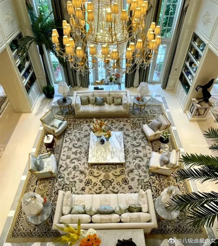 豪宅裝潢走歐式風格，挑高設計有盞水晶吊燈。翻攝微博