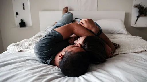 醉後睡了親姊！猴急弟回「真就這麼剛好」　網友瘋猜各種劇本