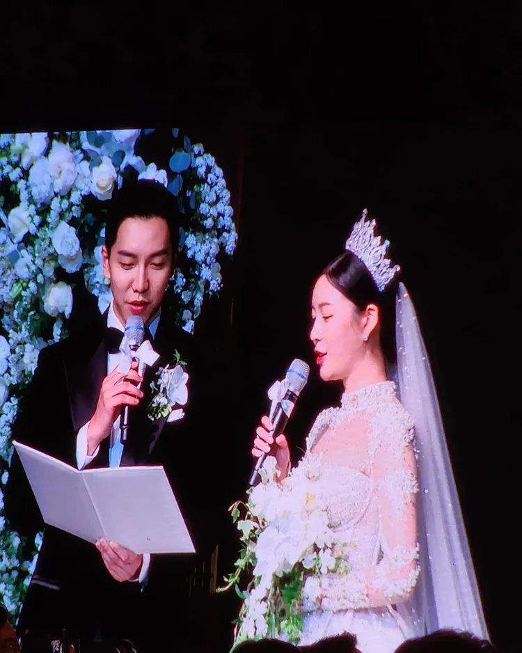 李昇基（左）、李多寅婚禮上念誓詞互訂終身。翻攝李洪基IG