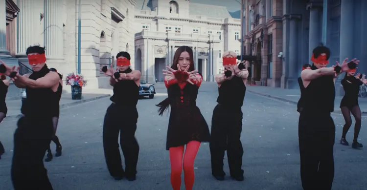 Jisoo在新歌的「開花舞」引起風潮。翻攝BLACKPINK YouTube