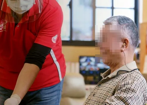 80歲老父拒請看護!50歲孝子蠟燭兩頭燒 生日當天過勞死